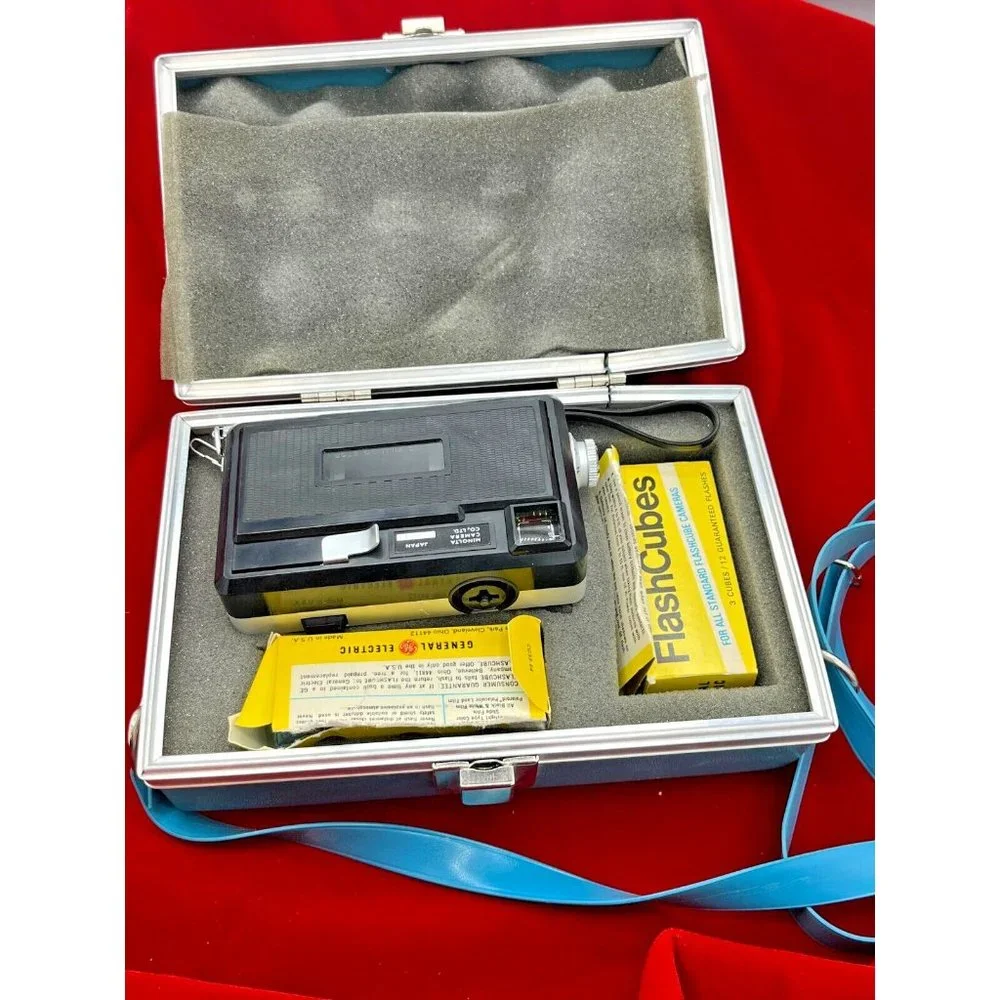 Minolta Autopak 550 126 Film Camera Rokkor 38mm * w/Case & 6 flash cubes